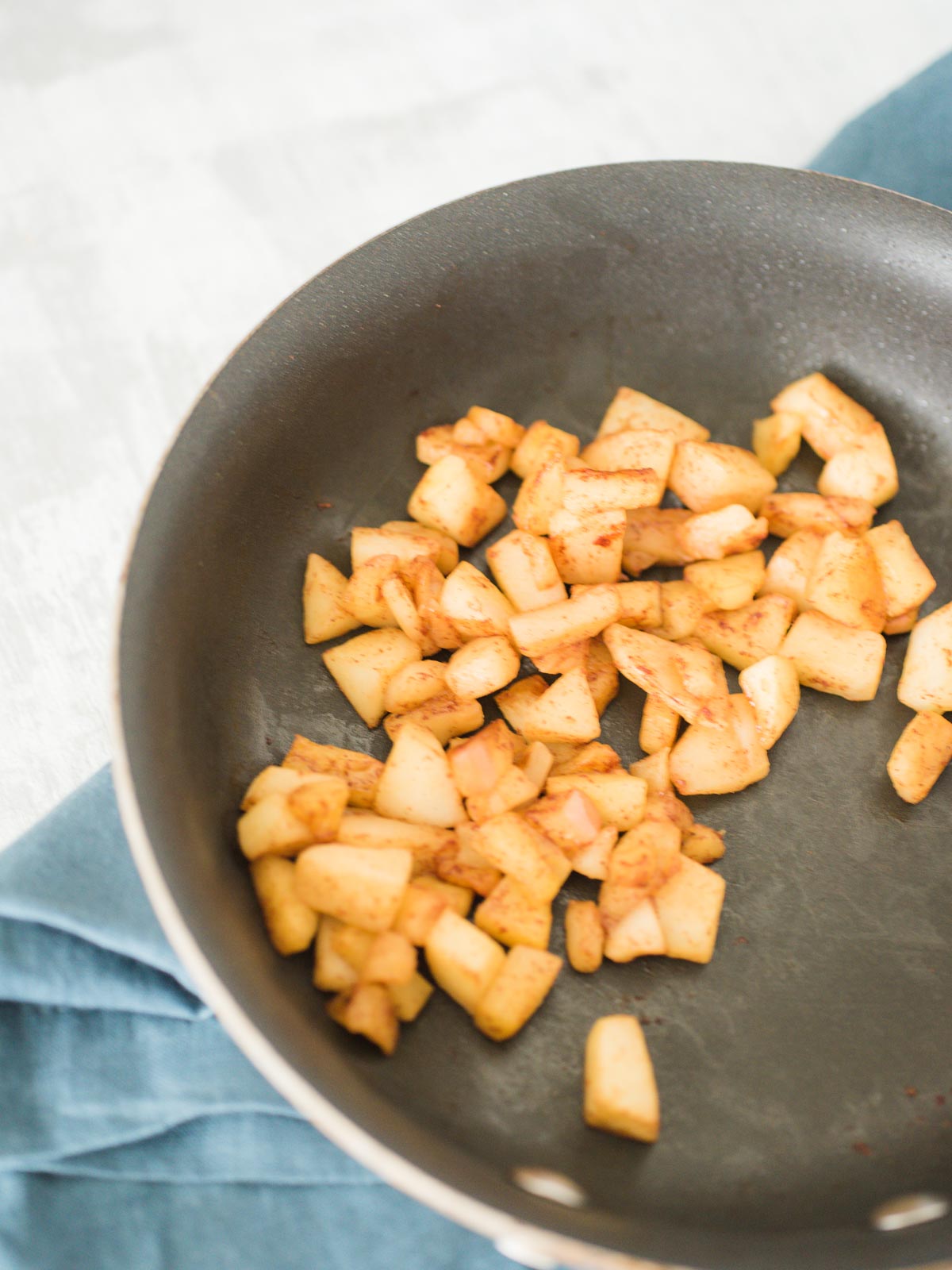 apples in pan cooking